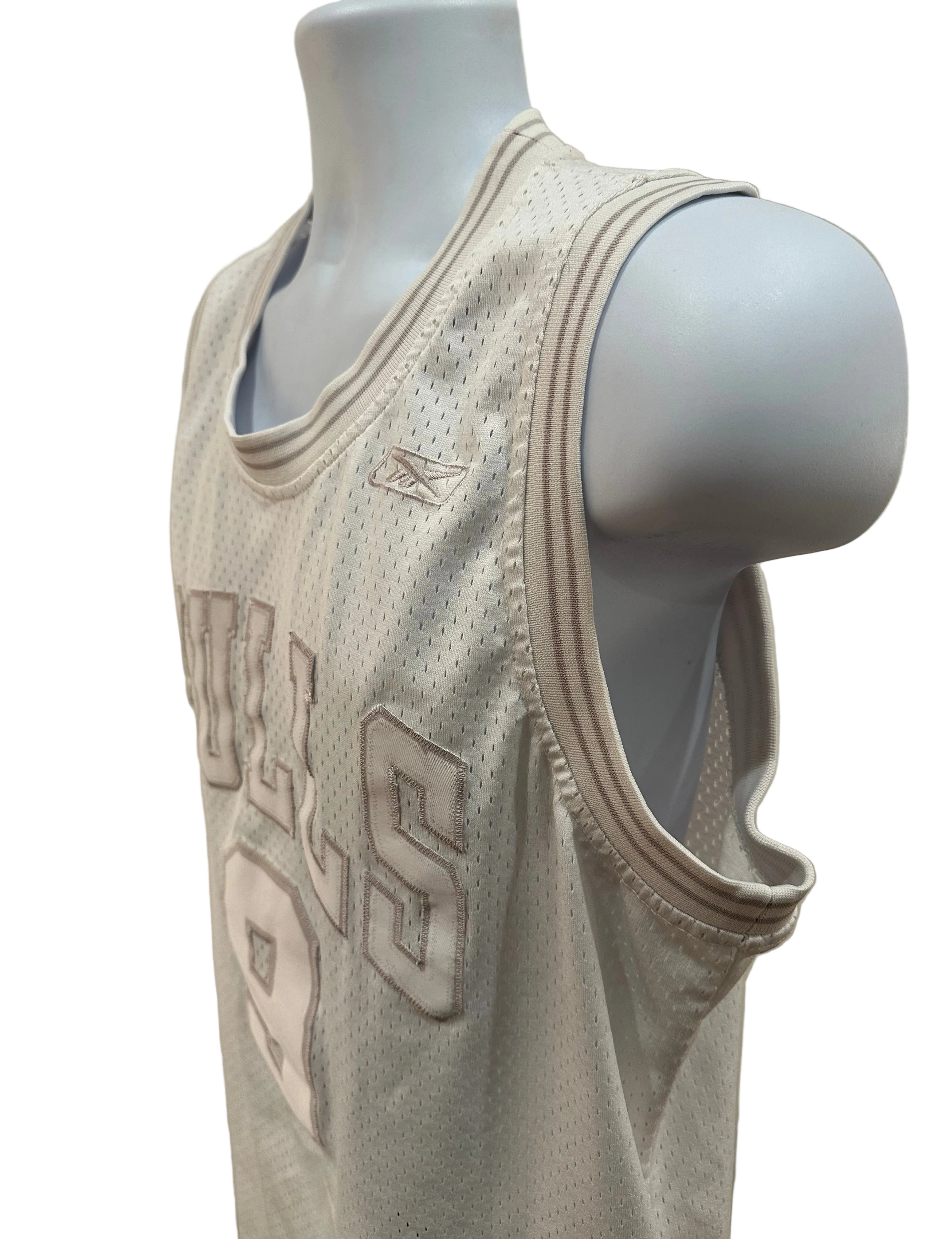 (Men's Medium) 2000s Luol Deng All White Jersey